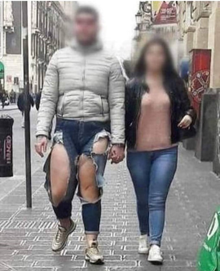 Prolaznik je primijetio nešto čudno na mladiću koji je hodao sa svojom djevojkom po gradu