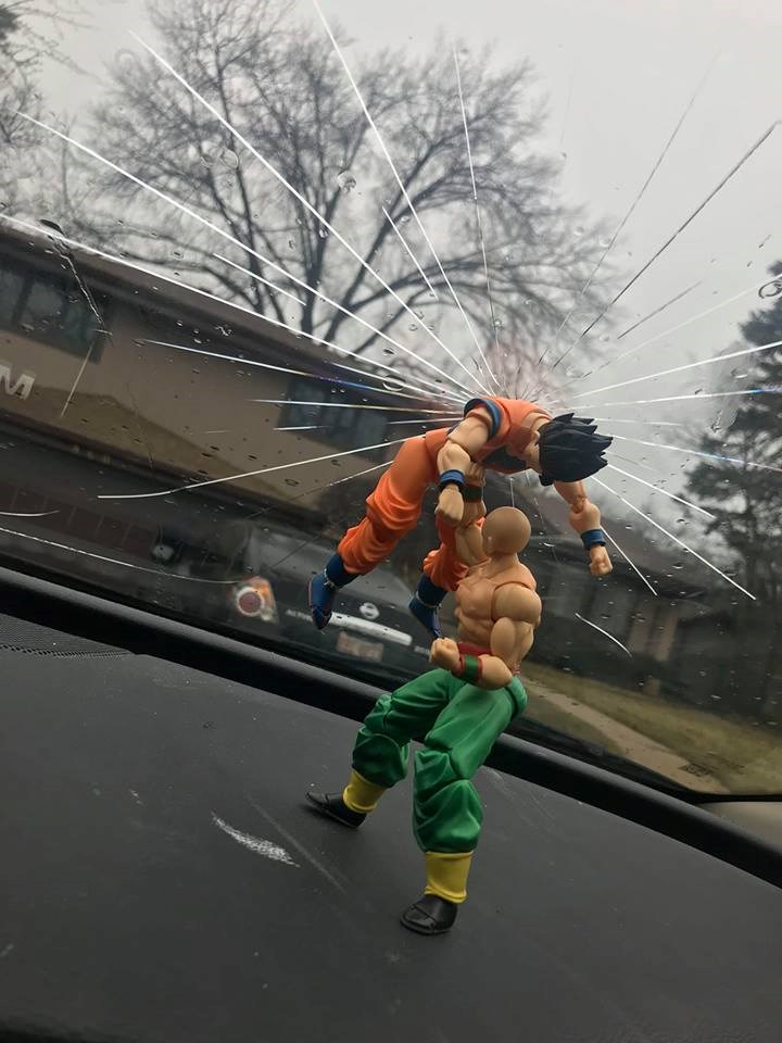 Kamenčić mu je razbio vjetrobransko staklo, no on je napuknuće pretvorio u najzanimljiviji dio auta