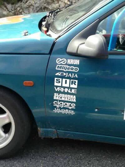 Ovaj čovjek sasvim sigurno neće zaboraviti što treba kupiti, pogledajte što ima na autu