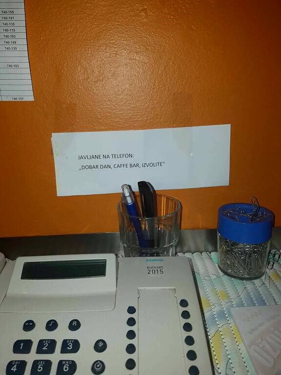 Vlasnike kafića naživcirao je način na na koji su se radnici javljali na telefon pa su napisali upute