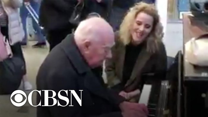 91-godišnji starac svirao je klavir na kolodvoru, a onda mu je prišla jedna žena i uljepšala mu dan