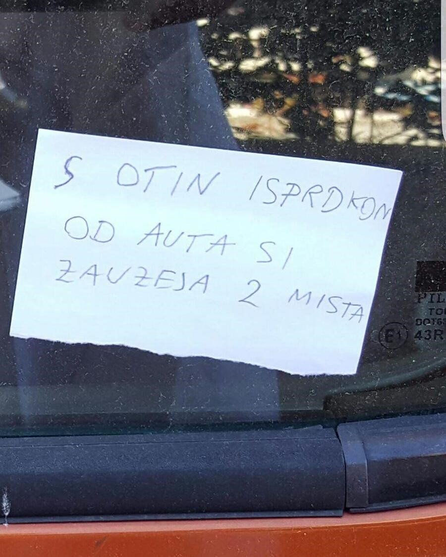 Bezobzirni vozač zauzeo je dva parkirna mjesta, na autu ga je dočekala uvredlkjiva poruka
