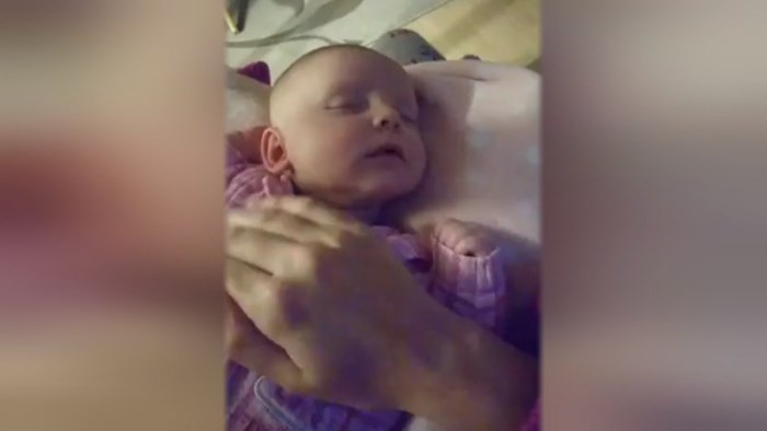 Ljude je zgrozio video u kojem mama tuče svoju bebu, ona je otkrila što je zapravo radila
