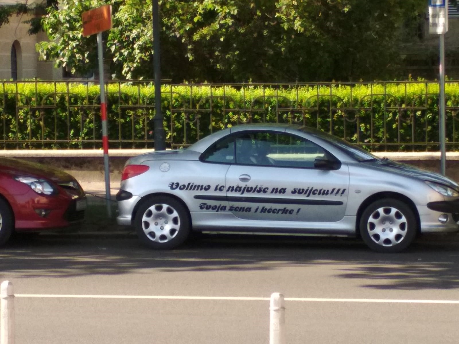 Žena mu je na auto nalijepila natpis zbog kojeg nikad neće imati ljubavnicu