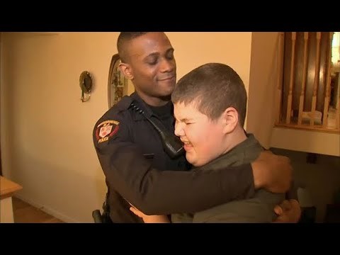 Dječak je zvao policiju zbog čudnog problema, roditelji su se iznenadili kad se policajac pojavio pred vratima