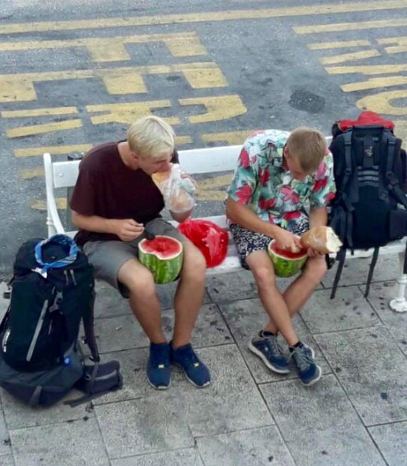 Netko je u Dalmaciji slikao gladne turiste koji su jeli najčudniju kombinaciju ikad