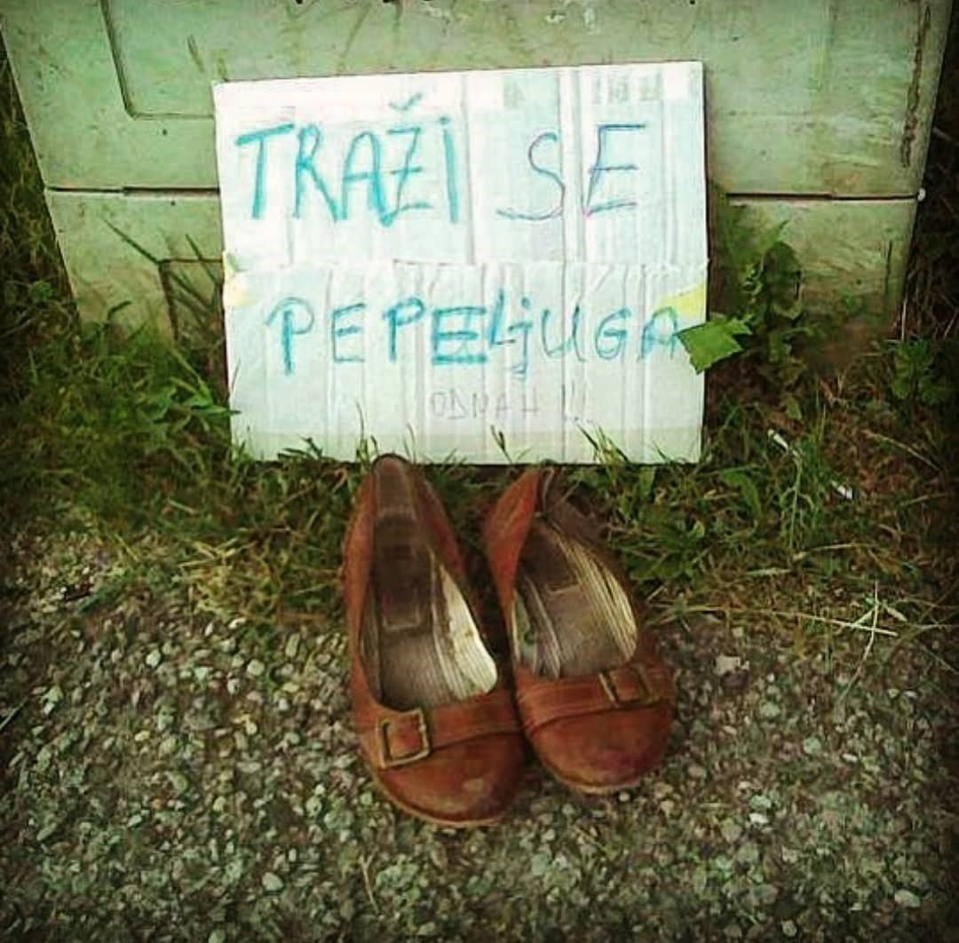 Žena se htjela riješiti starijeg para obuće, kasnije je vidjela ovo