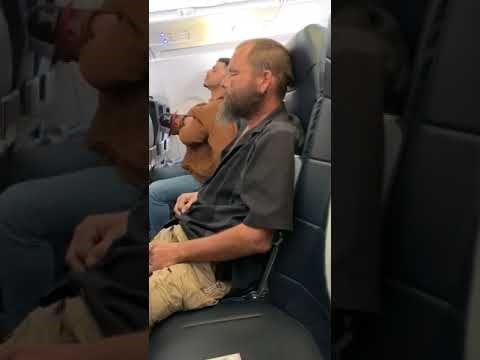 Muškarac je skroz zaboravio da je u putničkom avionu pa se počeo opuštati kao da je kod kuće