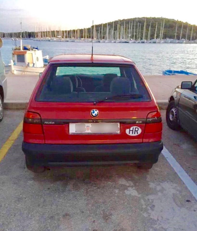 Slika crvenog auta nasmijala društvene mreže: Na prvi pogled izgleda sasvim normalno, ali...