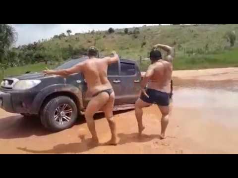 Prijateljima auto zapeo u blatu, umjesto očajavanja odlučili su se zabaviti i postali viralni hit