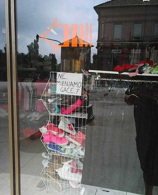 Radnice su zalijepile obavijest na ulaz u dućan, njena dvosmislenost nasmijala je kupce