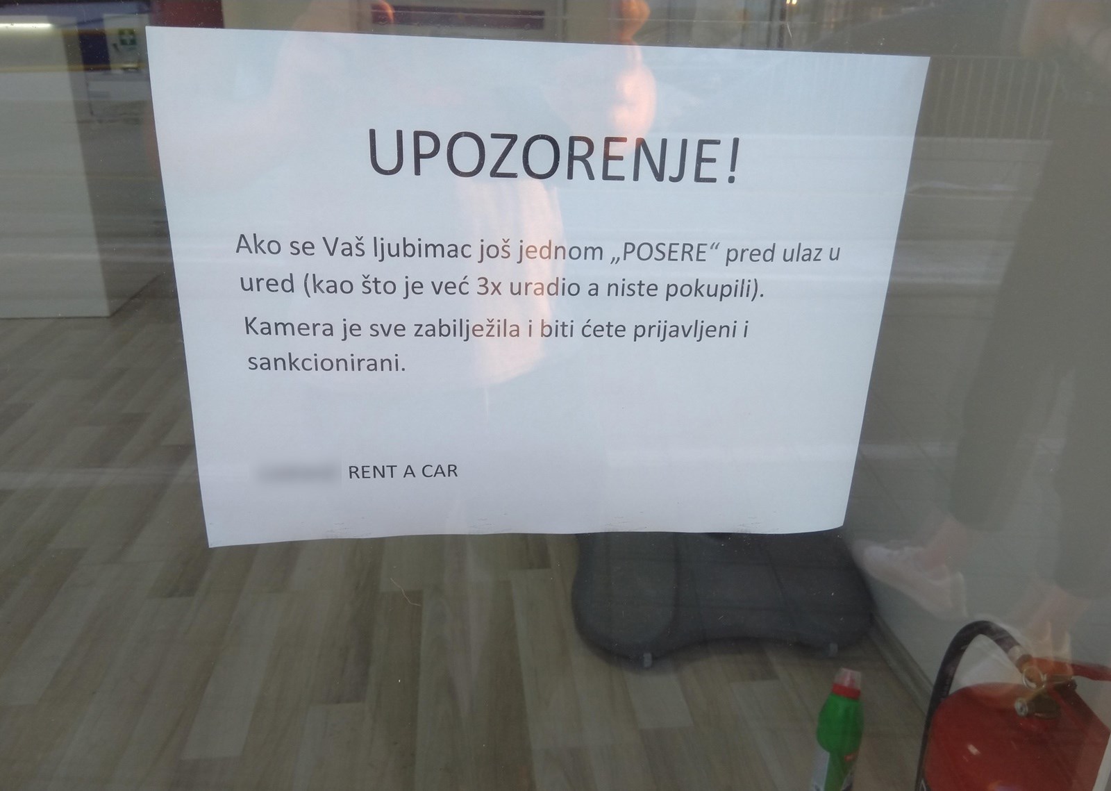 Nisu više mogli izdržati, rent-a-car tvrtka je morala napisati upozorenje osobi koju je snimila kamera