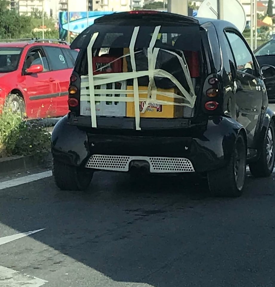 Prolaznik slikao smiješnu situaciju na izlazu iz parkinga i otkrio zbog čega ne voli male automobile