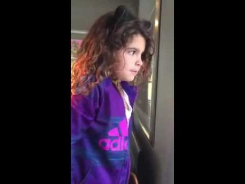 Djevojčica je s roditeljima bila u restoranu. Odjednom je uzela svoju hranu i izašla van, a razlog je predivan