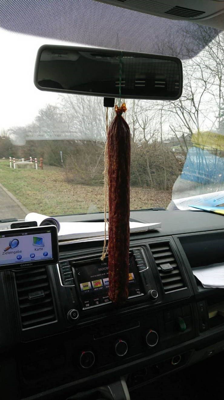 Ovom čovjeku su dosadili kupovni mirisi za auto, objesio je nešto što mu puno bolje miriše