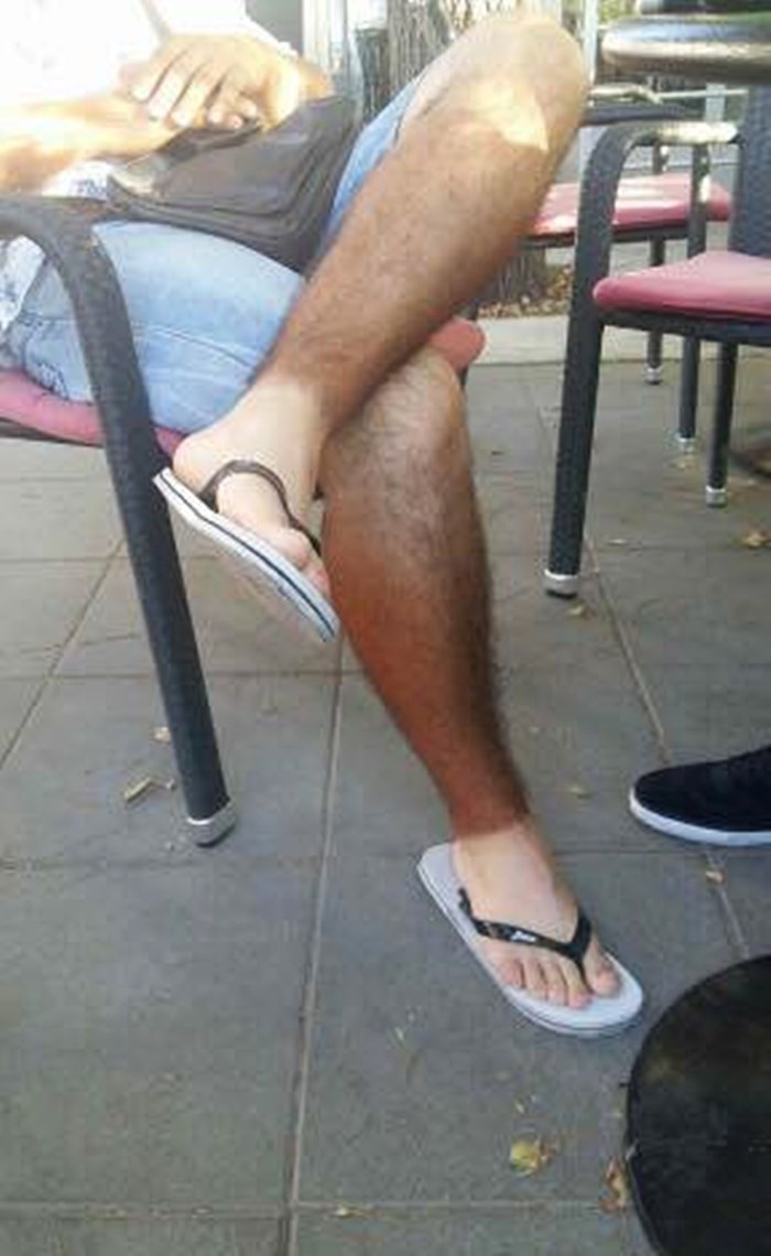 Učite na tuđim greškama: Netko je slikao što se dogodi kad na moru previše nosite čarape