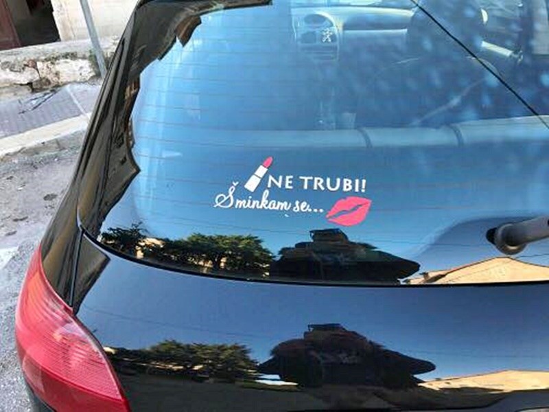 Vozačica je na zadnje staklo auta zalijepila naljepnicu koja će naživcirati svakog nestrpljivog muškarca