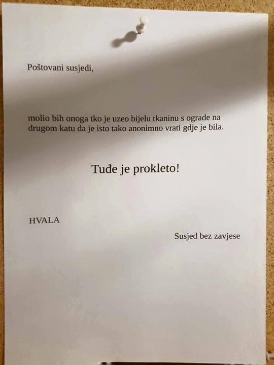 Susjed je ostao bez zavjese, ostalim stanarima je ostavio važnu poruku na ulazu u zgradu