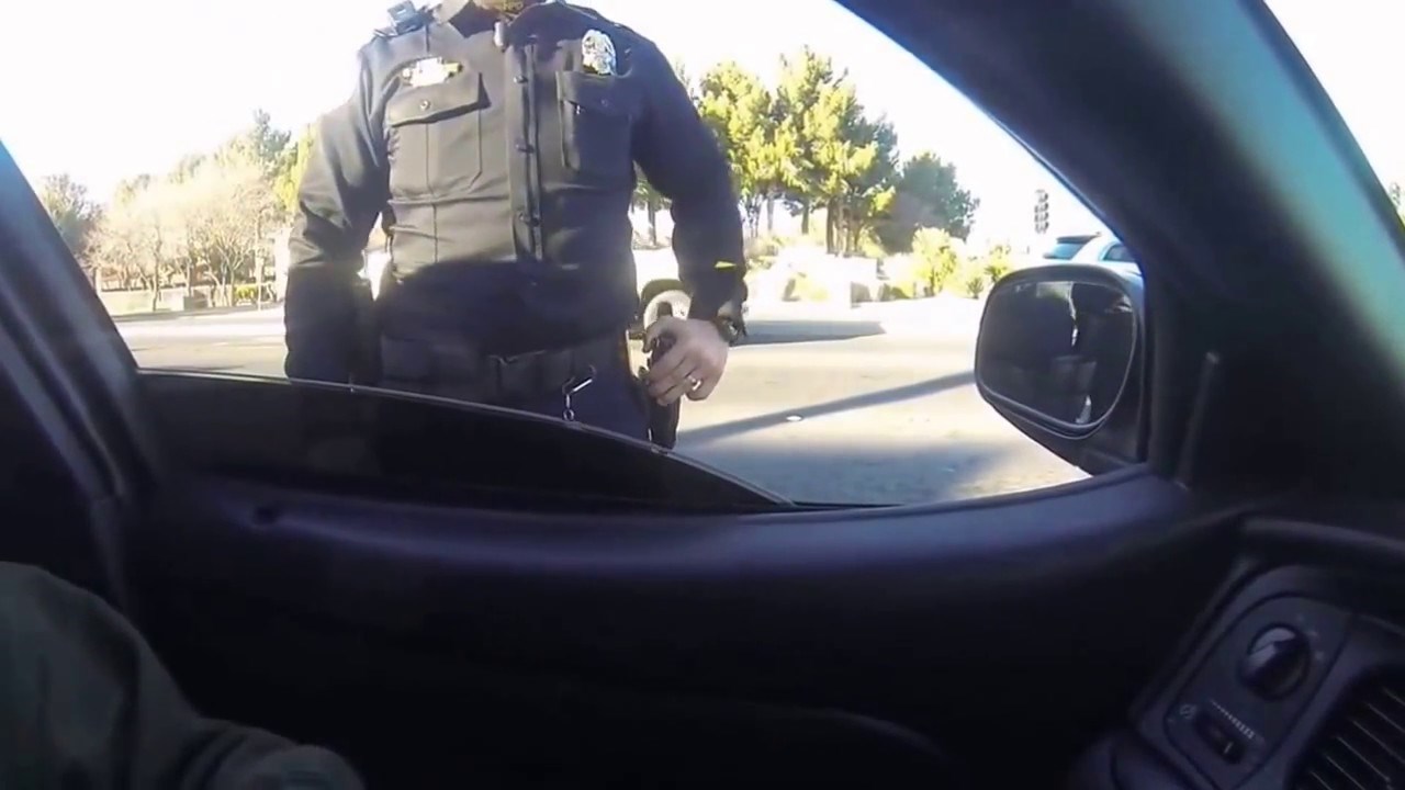 VIDEO Mladić se izderao na policajca koji je samo bespomoćno stajao i slušao uvrede