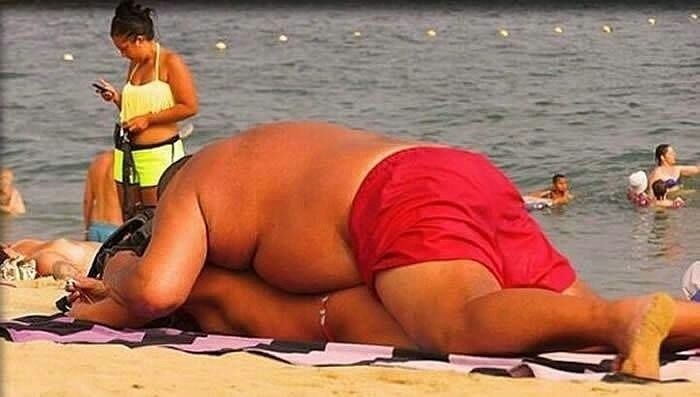 Muškarac je svoju partnericu stavljao pod strašan pritisak na plaži, sve će vam biti jasno kad vidite sliku