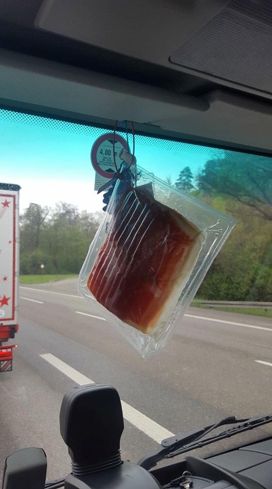 Ovaj vozač je našao nešto što mu je bolje od bilo kakvog mirisnog borića