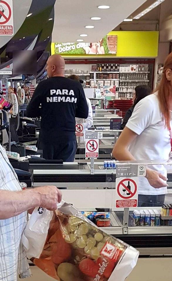 Čekao je u redu na blagajni, a onda je ugledao čovjeka s majicom koja ga je nasmijala