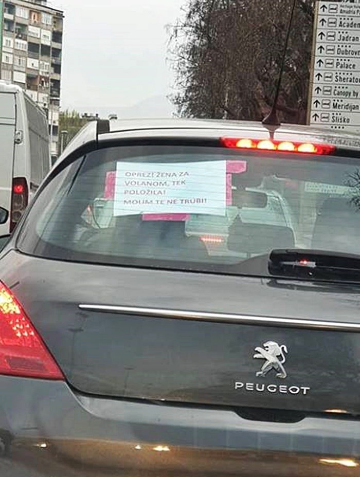 Iskrena vozačica iz Dalmacije ostavila je obavijest na stražnjem staklu i nasmijala prolaznike
