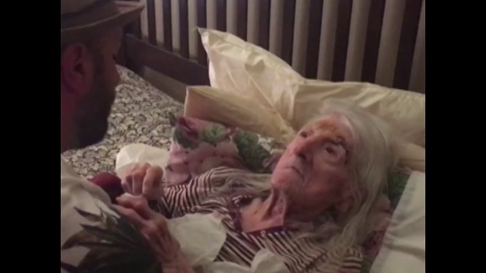 VIDEO Mladić je baki za 98. rođendan priredio iznenađenje koje ju je rasplakalo