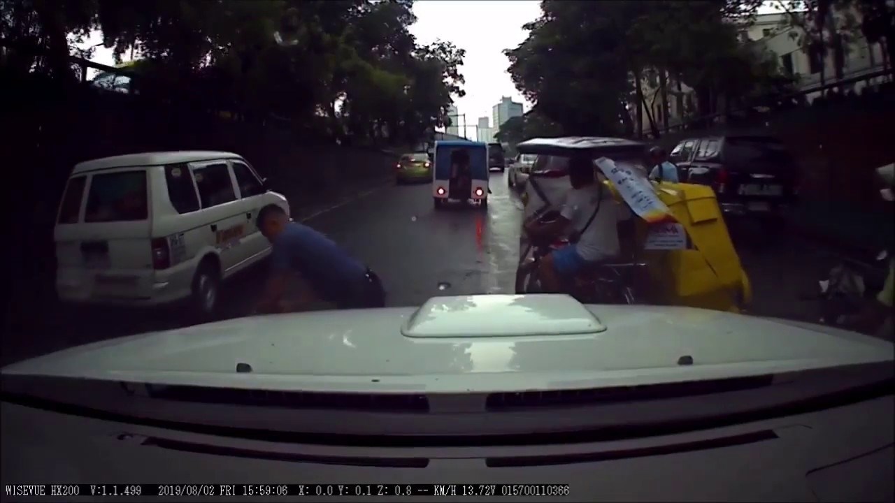 Luda policijska potjera završila je trčanjem među autima, jedan vozač uspio je sve snimiti