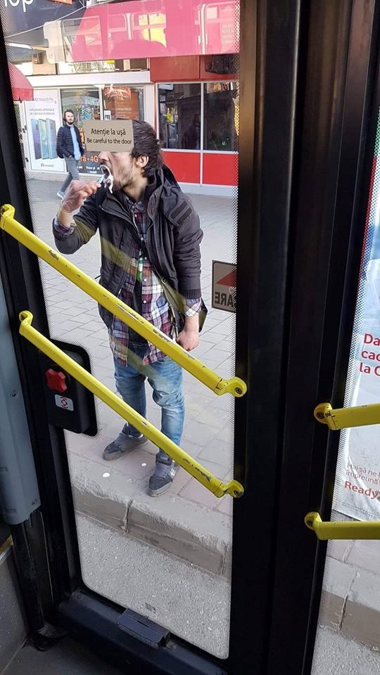 Netko je u gradu slikao čudnog čovjeka koji ne bira gdje će obaviti svoj jutarnji ritual