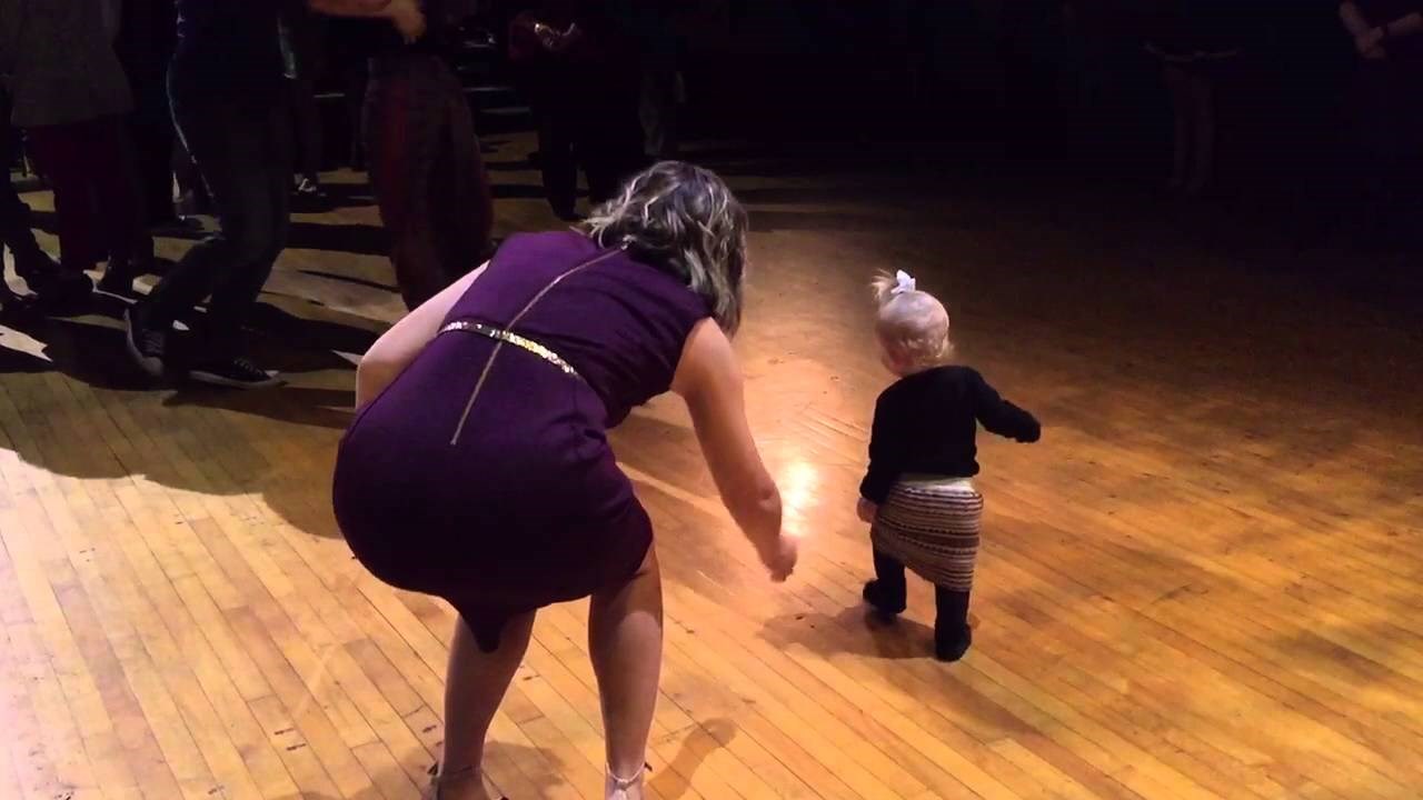 Uvježbani plesači rasplesali su se po parketu, a onda je došla jedna djevojčica i ukrala im show