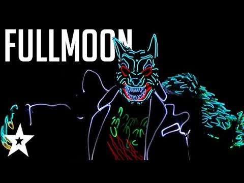 Svjetlo se ugasilo, a oni su obukli svoja posebna odijela i potpuno oduševili žiri i publiku