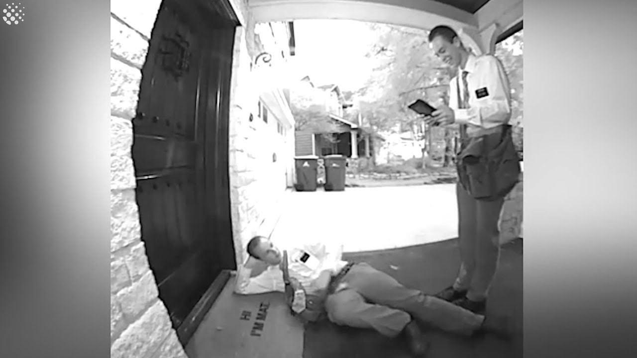 Kamera je snimila mormonskog misionara koji se počeo histerično smijati kad je vidio što piše na otiraču