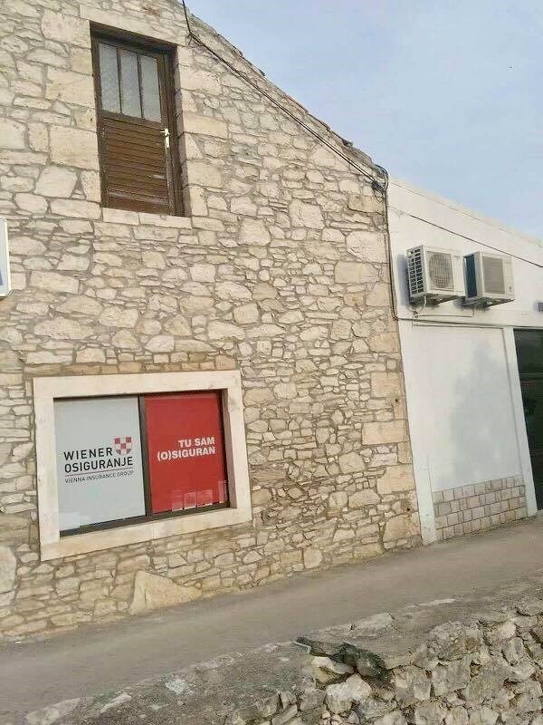 Netko je na Korčuli slikao sarkastični prizor koji ne bi bio smiješan da dolje nije reklama za osiguranje