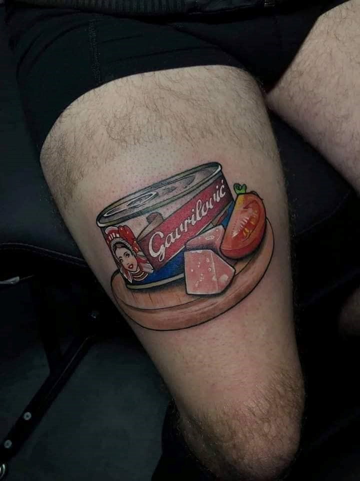 Čovjek je na nogu istetovirao nešto što jako voli, hoće li partnerica biti ljubomorna?