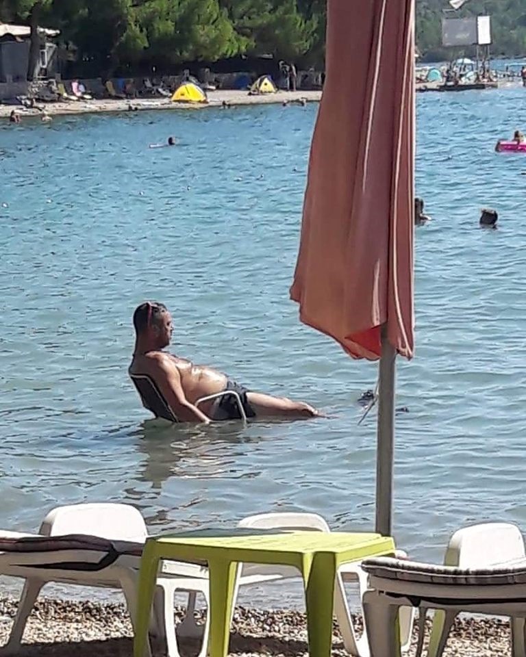 Netko je na Jadranu slikao muškarca koji zna uživati u moru na vlastiti način, imao je zanimljivu ideju