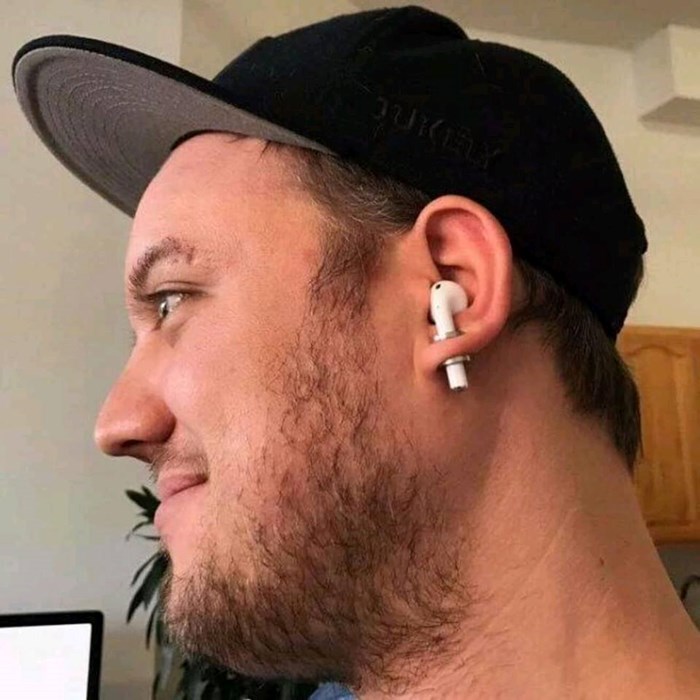 Prijatelj mu je pokazao zbog čega rupetine u ušima od nedavno imaju jednu prednost