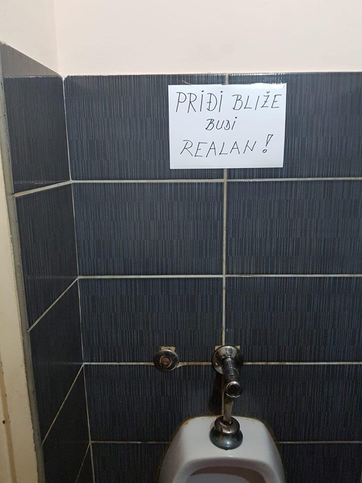 Netko se opet sprdao u muškom WC-u, evo kakva je poruka osvanula iznad pisoara