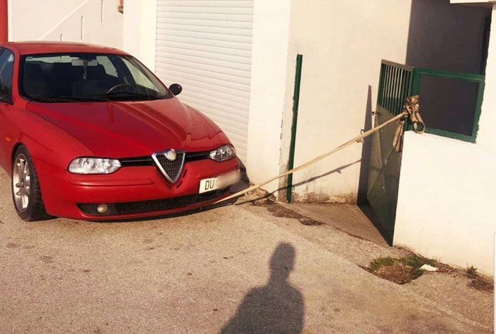 Čudna fotografija s ulice pokazuje kako neki Dalmatinci "zaključavaju" svoje aute