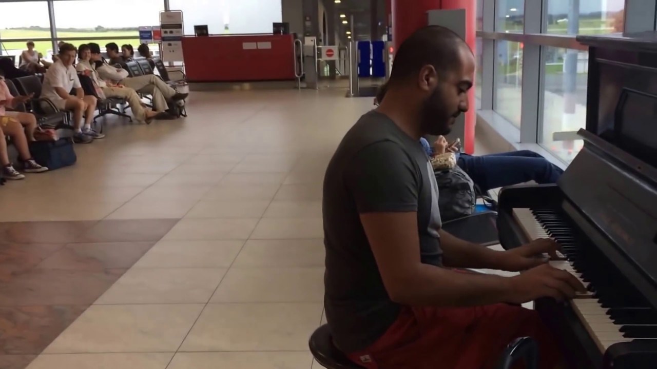 Dosadilo mu je čekati let pa je sjeo za klavir i svojim verzijama skladbi potpuno oduševio ostale putnike