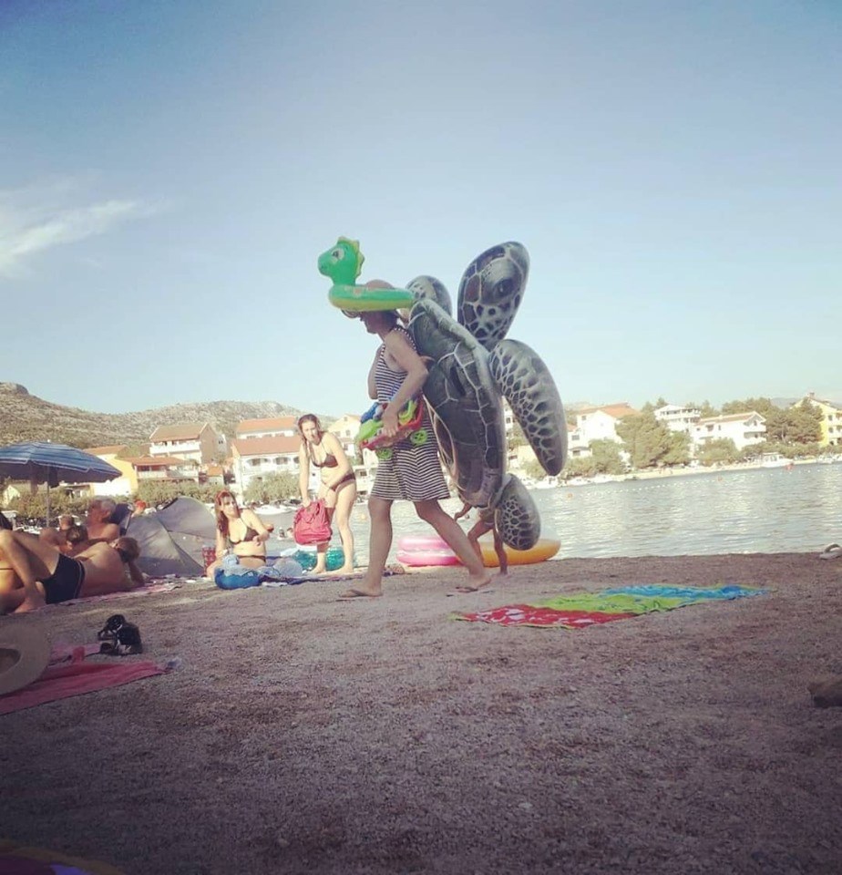 Ova žena je bila glavna atrakcija kad je dolazila na plažu, pogledajte što je imala na sebi