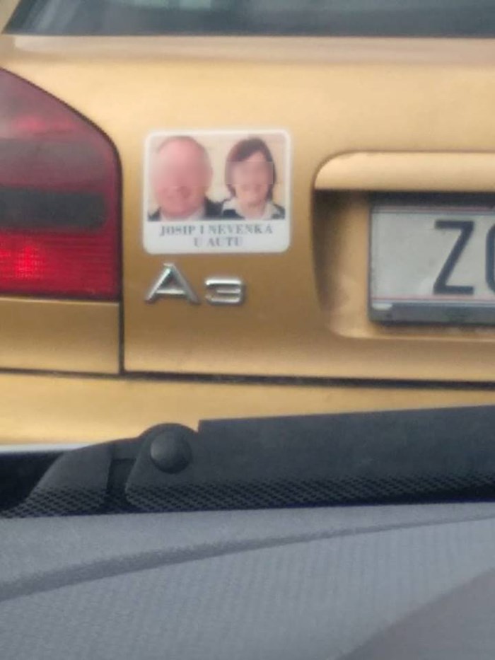 Nema bebe u autu: Ovaj stariji bračni par je postavio jednu malo drugačiju naljepnicu na svoj automobil
