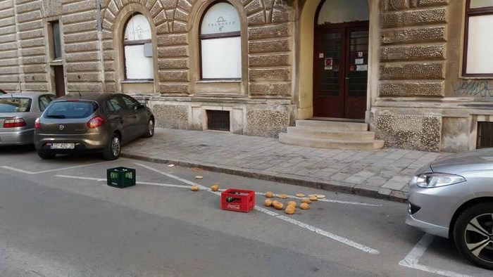 Čudan prizor u Zadru: Dalmatincima ne treba napredna tehnologija kako bi sačuvali mjesto za parkiranje