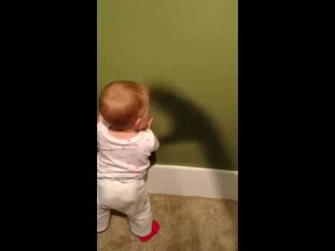 Mama je snimila bebinu reakciju koja je nasmijala internet, a za sve je kriva tatina sjena