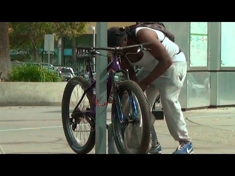 TV ekipa je pratila lopove i otkrila koliko im vremena treba da ukradu bicikl, na kraju su ih neugodno iznenadili