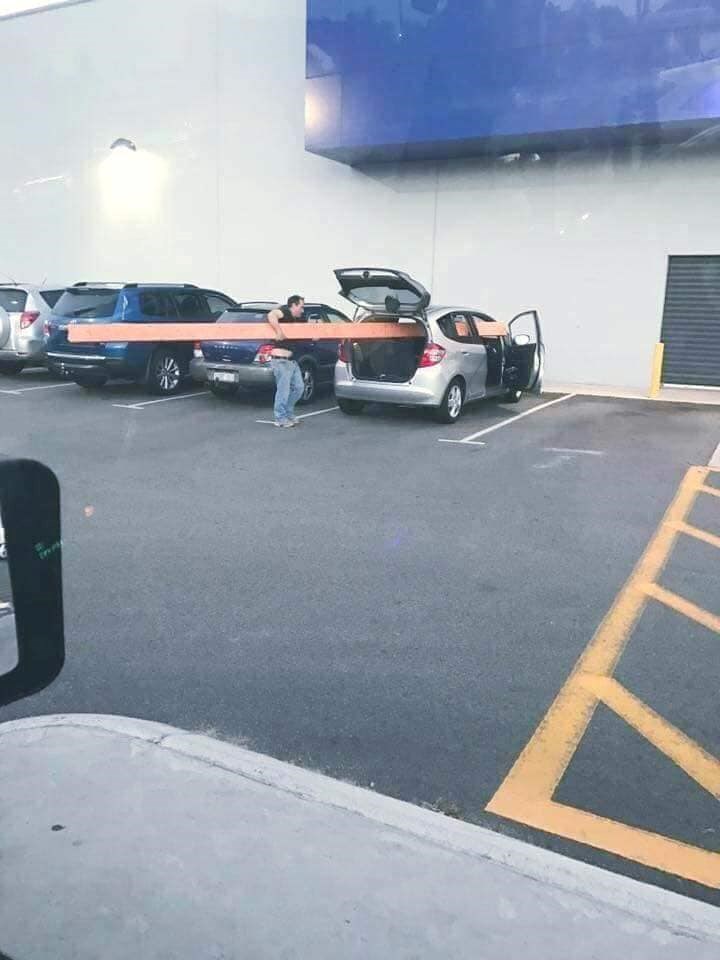 Smiješna scena na parkingu: Ovaj čovjek je svima dokazao da ne odustaje lako od svojih planova