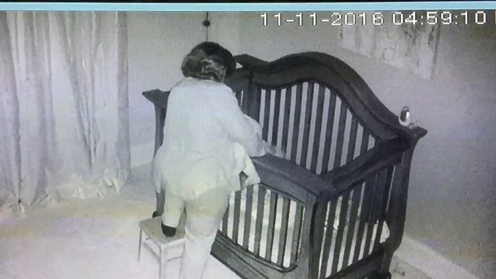 Baka je unučića nosila na spavanje, kamera je snimila nešto što je roditelje kasnije nasmijalo do suza