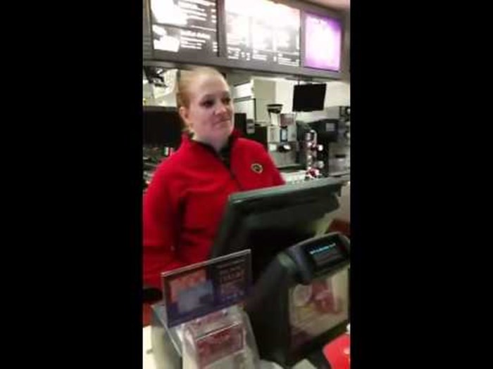 Radnica je htjela poslužiti stariju ženu u McDonald'su, nakon kratkog razgovora je počela plakati