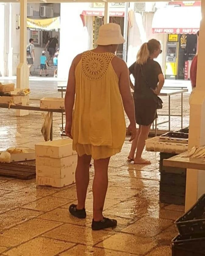 Turist je nasmijao Dalmatince svojom modnom kombinacijom, pogledajte u čemu je hodao po gradu
