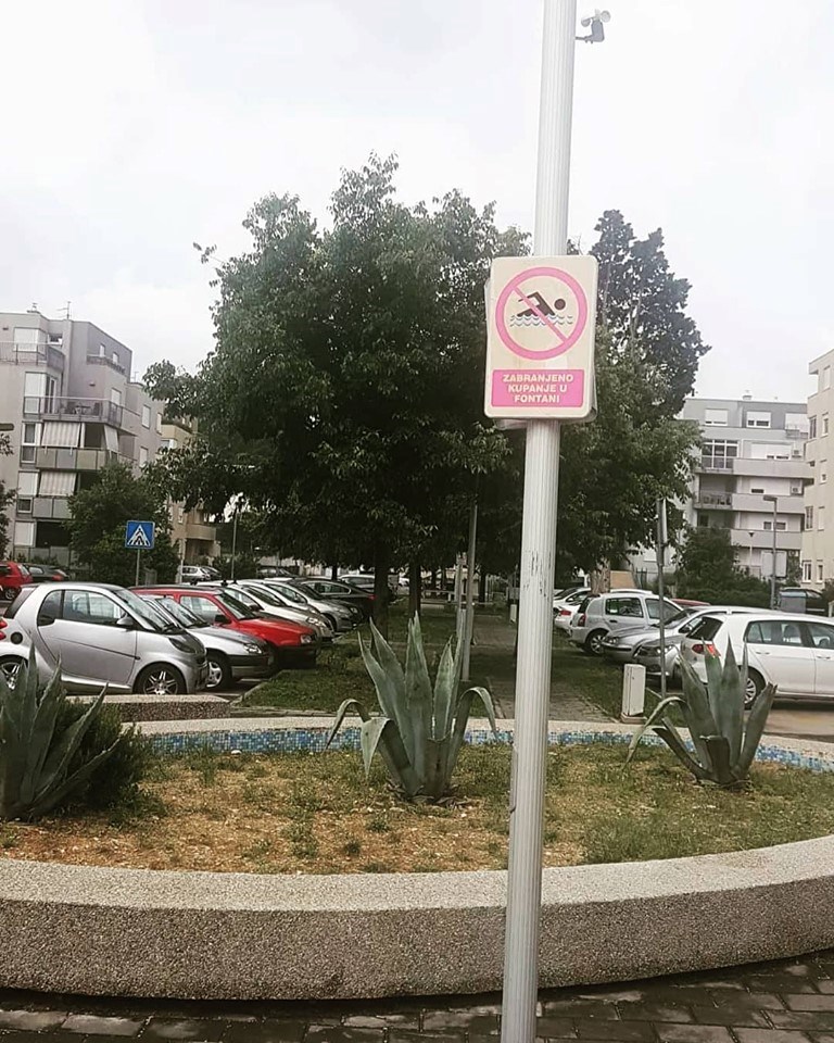 U Šibeniku su svima jasno dali do znanja da je kupanje u fontani zabranjeno, no nešto tu nije u redu